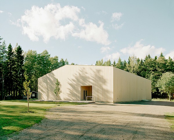 KEITH TYSON BARN SARVISALO ZABLUDOWICZ COLLECTION WALLPAPER*